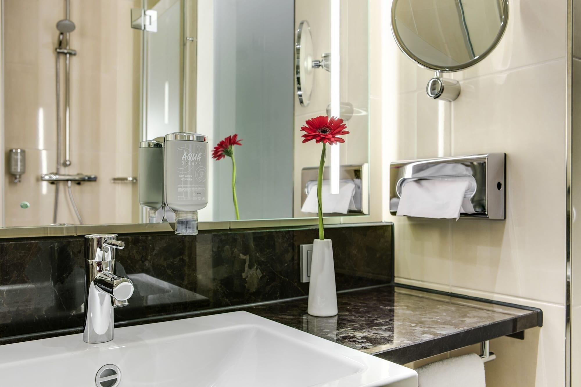 Intercityhotel Hamburg Dammtor-Messe Екстер'єр фото